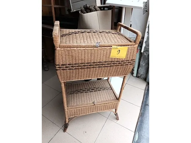 Lot 9 - vintage rieten naaikoffer - afbeelding 1 van  5