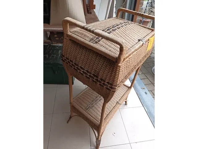 Lot 9 - vintage rieten naaikoffer - afbeelding 2 van  5
