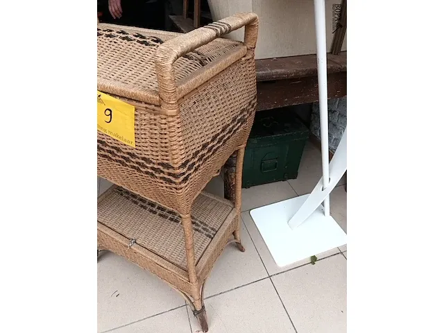 Lot 9 - vintage rieten naaikoffer - afbeelding 3 van  5