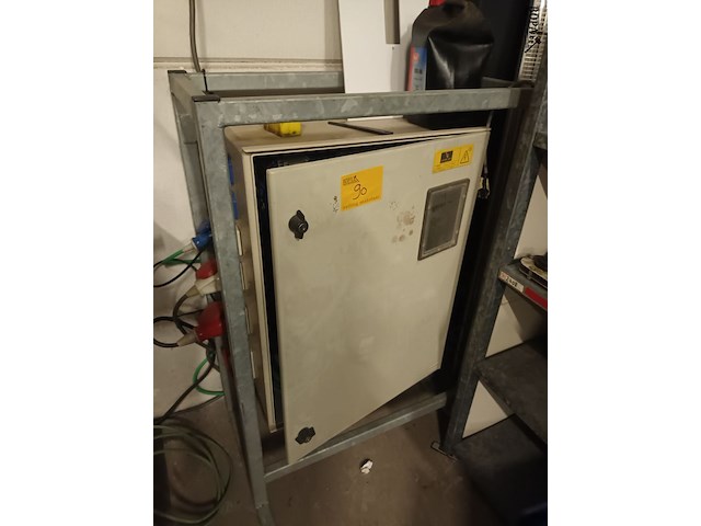 Lot 90 - elektriciteitskast in metalen frame - afbeelding 1 van  5