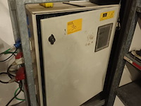Lot 90 - elektriciteitskast in metalen frame - afbeelding 1 van  5