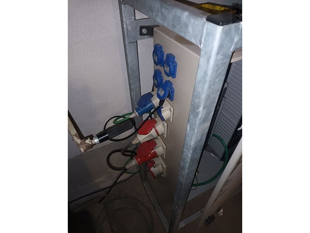 Lot 90 - elektriciteitskast in metalen frame - afbeelding 2 van  5