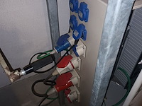 Lot 90 - elektriciteitskast in metalen frame - afbeelding 2 van  5