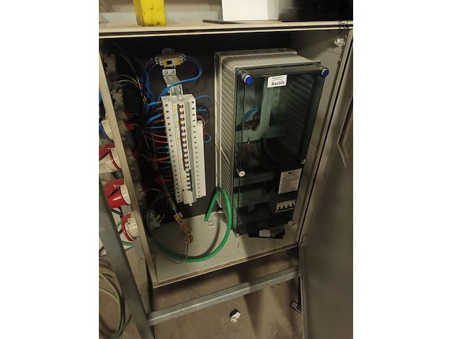 Lot 90 - elektriciteitskast in metalen frame - afbeelding 3 van  5