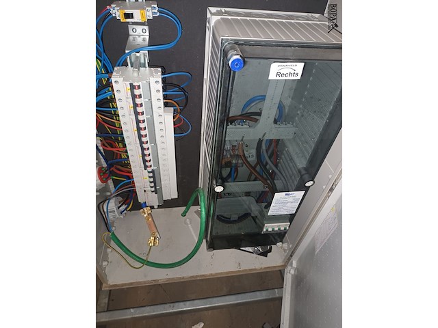 Lot 90 - elektriciteitskast in metalen frame - afbeelding 4 van  5