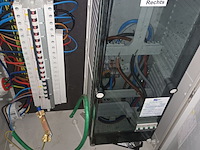 Lot 90 - elektriciteitskast in metalen frame - afbeelding 4 van  5