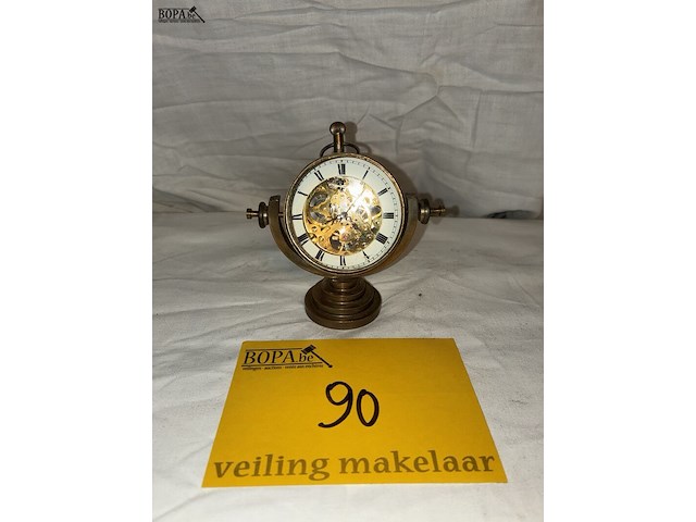 Lot 90 - glazen tafeluurwerk op bronzen voet - afbeelding 1 van  5