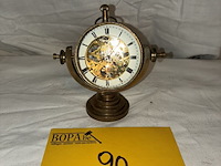 Lot 90 - glazen tafeluurwerk op bronzen voet - afbeelding 1 van  5