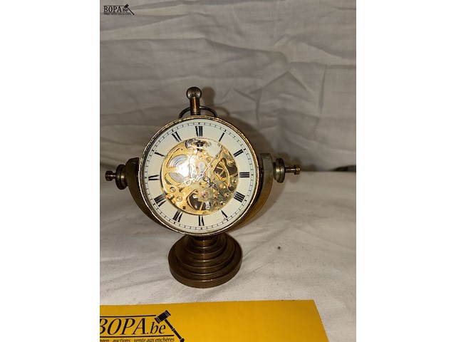 Lot 90 - glazen tafeluurwerk op bronzen voet - afbeelding 2 van  5