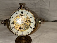 Lot 90 - glazen tafeluurwerk op bronzen voet - afbeelding 2 van  5