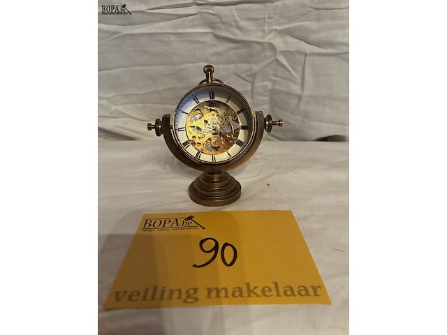 Lot 90 - glazen tafeluurwerk op bronzen voet - afbeelding 3 van  5