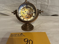 Lot 90 - glazen tafeluurwerk op bronzen voet - afbeelding 3 van  5