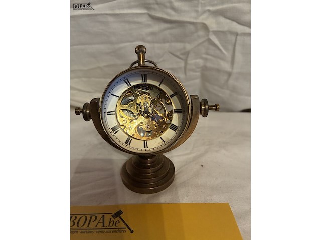 Lot 90 - glazen tafeluurwerk op bronzen voet - afbeelding 4 van  5