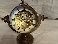 Lot 90 - glazen tafeluurwerk op bronzen voet - afbeelding 4 van  5