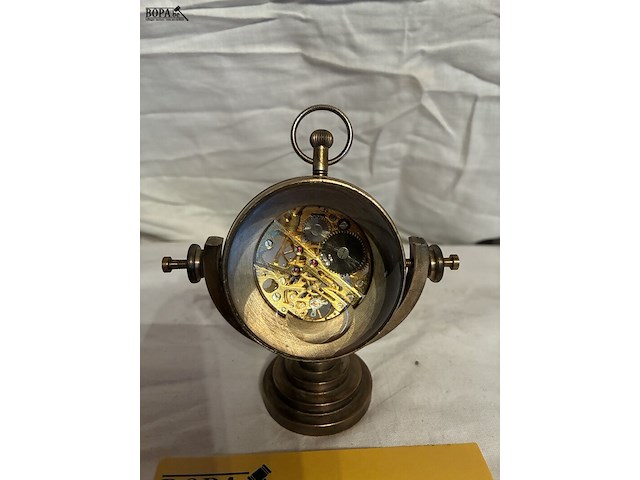 Lot 90 - glazen tafeluurwerk op bronzen voet - afbeelding 5 van  5