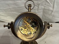 Lot 90 - glazen tafeluurwerk op bronzen voet - afbeelding 5 van  5