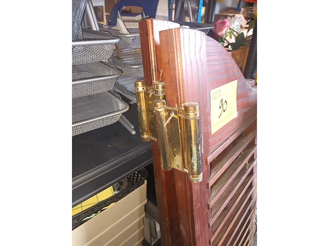 Lot 90 - houten klapdeuren. 2 stuks - afbeelding 2 van  3