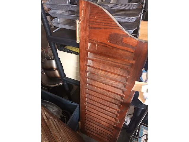 Lot 90 - houten klapdeuren. 2 stuks - afbeelding 3 van  3