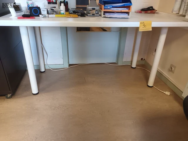 Lot 90 - kantoortafel - afbeelding 2 van  3