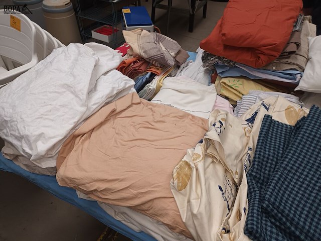 Lot 90 - lot linnen en kussens - afbeelding 2 van  3