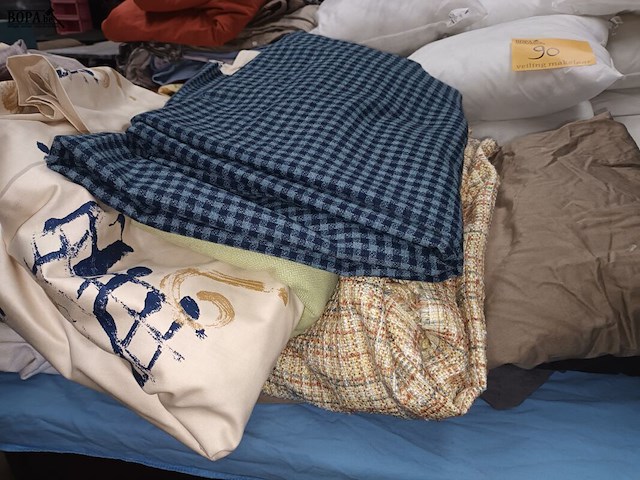 Lot 90 - lot linnen en kussens - afbeelding 3 van  3