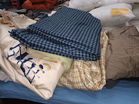 Lot 90 - lot linnen en kussens - afbeelding 3 van  3