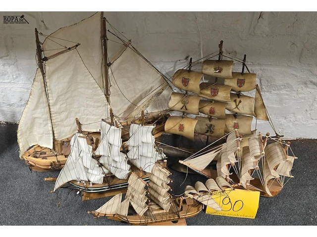 Lot 90 - lotje modelboten 5 stuks - afbeelding 1 van  3