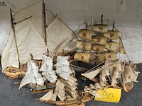 Lot 90 - lotje modelboten 5 stuks - afbeelding 1 van  3
