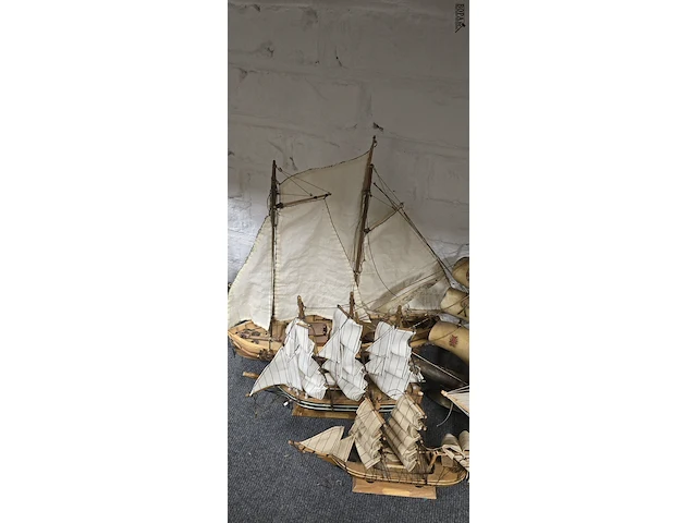 Lot 90 - lotje modelboten 5 stuks - afbeelding 2 van  3