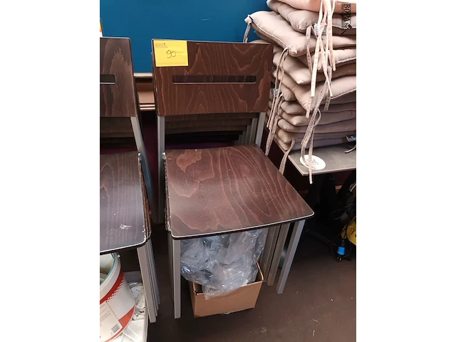 Lot 90 - stapelbare stoelen. 38 stuks - afbeelding 1 van  6