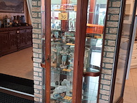 Lot 90 - vitrine kast met gebogen glas - afbeelding 1 van  4