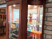 Lot 90 - vitrine kast met gebogen glas - afbeelding 2 van  4