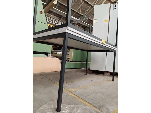 Lot 902 - tafel. 2 stuks - afbeelding 2 van  3