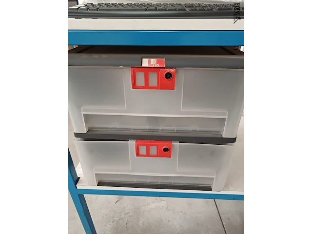 Lot 903 - werkpost, computerconfiguratie en ladeblok - afbeelding 3 van  10