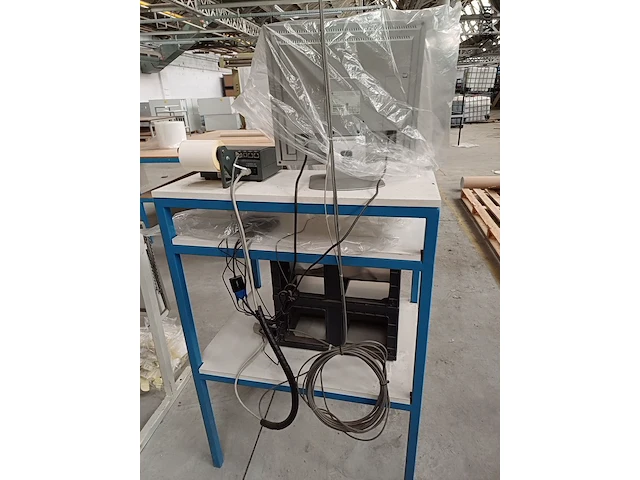 Lot 903 - werkpost, computerconfiguratie en ladeblok - afbeelding 10 van  10