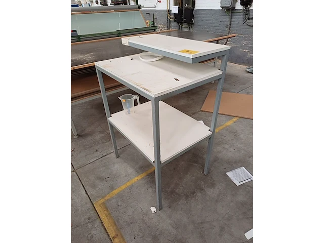 Lot 906 - hoge werktafel - afbeelding 1 van  3