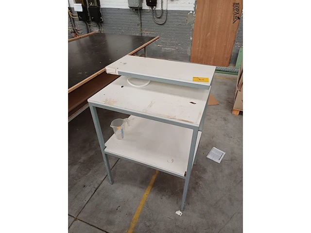 Lot 906 - hoge werktafel - afbeelding 2 van  3