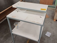Lot 906 - hoge werktafel - afbeelding 2 van  3