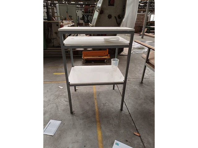 Lot 906 - hoge werktafel - afbeelding 3 van  3