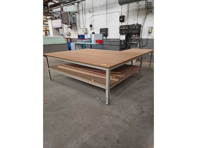 Lot 909 - werktafel - afbeelding 1 van  5
