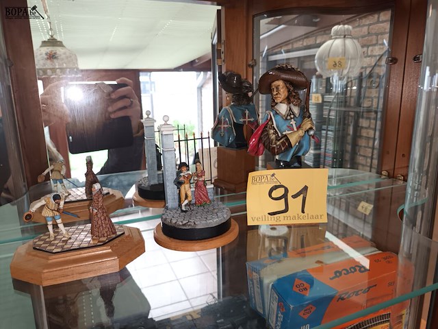 Lot 91 - decoratie op houten sokkel. 3 stuks - afbeelding 1 van  4