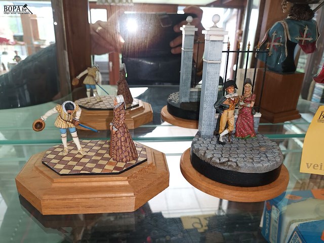 Lot 91 - decoratie op houten sokkel. 3 stuks - afbeelding 2 van  4