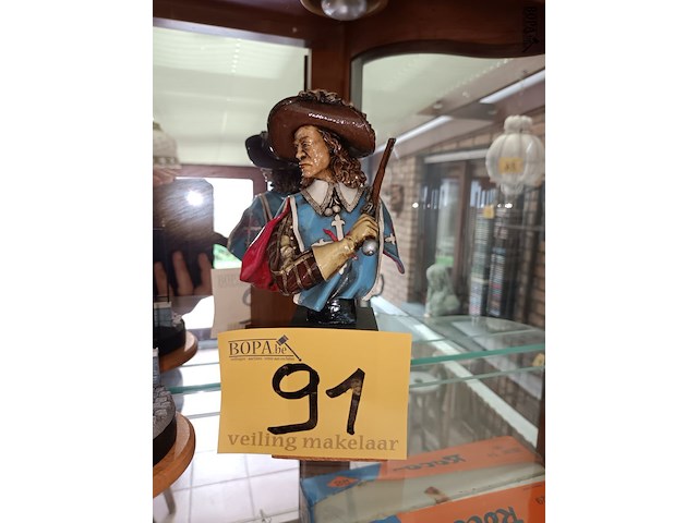 Lot 91 - decoratie op houten sokkel. 3 stuks - afbeelding 3 van  4