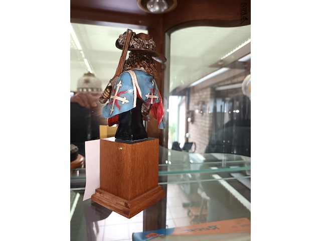 Lot 91 - decoratie op houten sokkel. 3 stuks - afbeelding 4 van  4