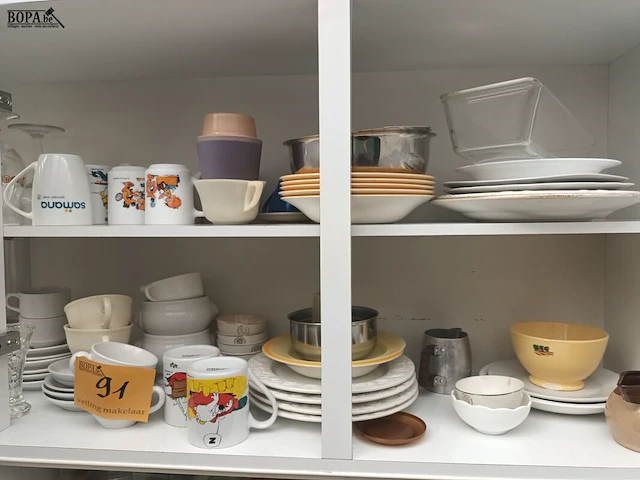 Lot 91 - huisraad. inhoud keukenkast - afbeelding 1 van  4