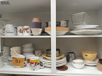Lot 91 - huisraad. inhoud keukenkast - afbeelding 1 van  4