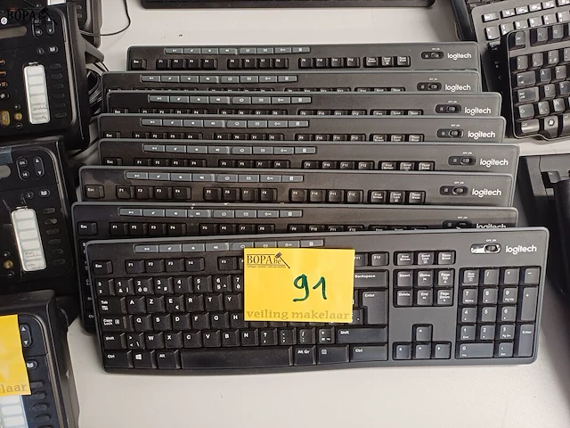 Lot 91 - logitech draadloos klavier. 9 stuks (h) - afbeelding 1 van  2