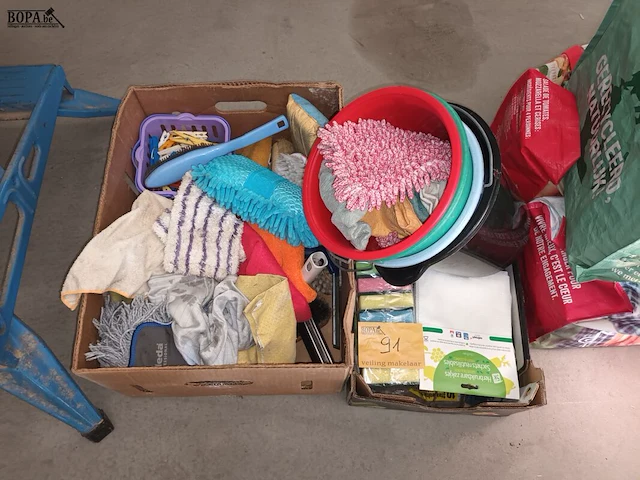 Lot 91 - lot poetsmateriaal - afbeelding 1 van  6