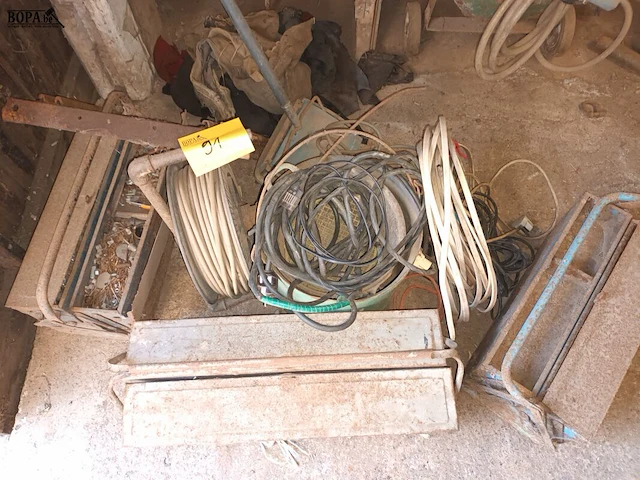 Lot 91 - materiaalkoffers en kabels - afbeelding 1 van  4