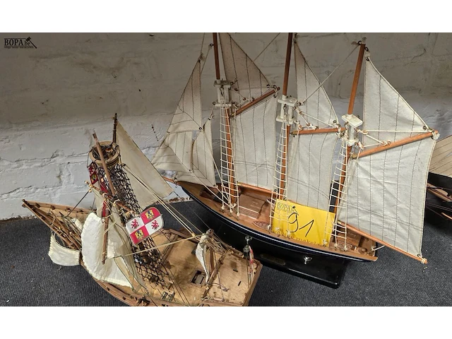 Lot 91 - modelboten 2 stuks - afbeelding 1 van  3